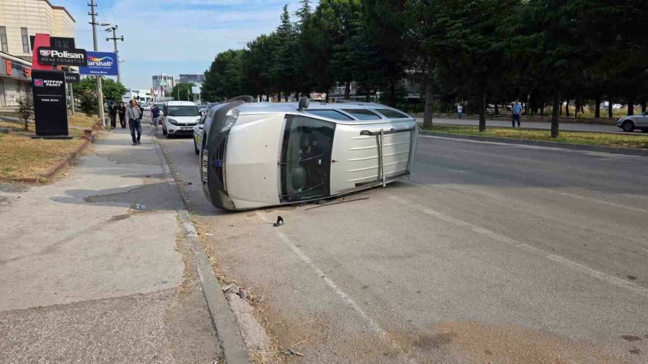 Bursa'da kaldırıma çarpan araç takla attı! Yaralılar var 2 bursada kaldirima carpan arac takla atti yaralilar var 1b70e869a5d0
