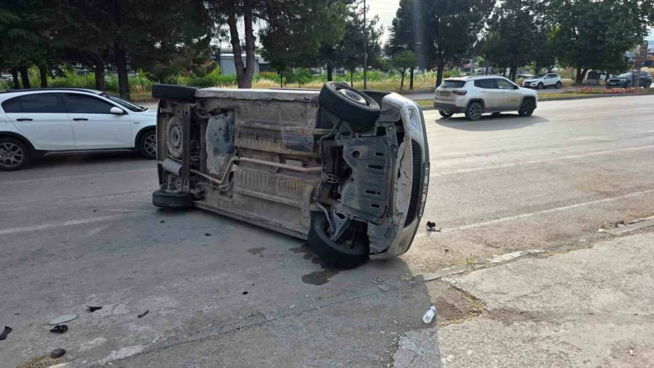 Bursa'da kaldırıma çarpan araç takla attı! Yaralılar var 1 bursada kaldirima carpan arac takla atti yaralilar var 43e3e6e5ffd0