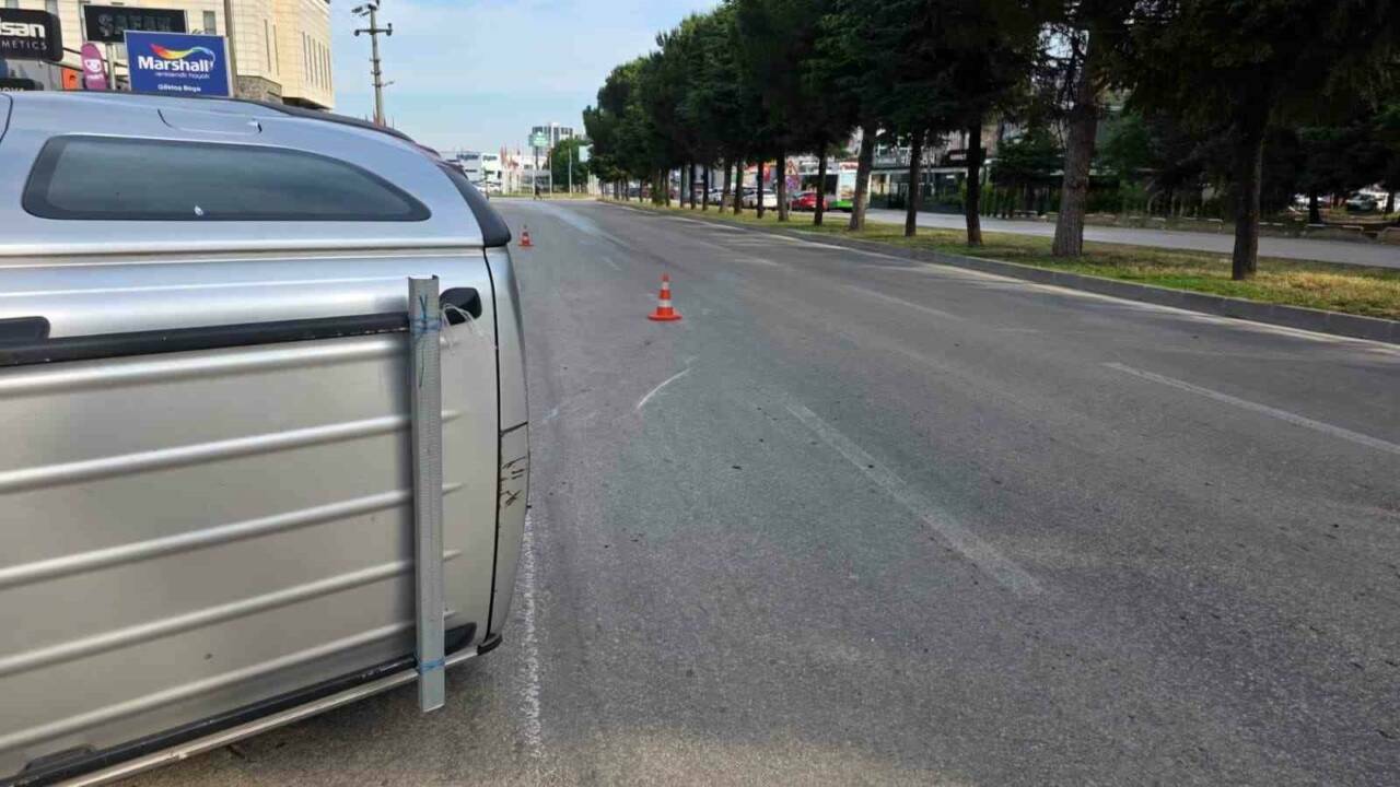 Bursa'da kaldırıma çarpan araç takla attı! Yaralılar var 3 bursada kaldirima carpan arac takla atti yaralilar var 796704a20c21