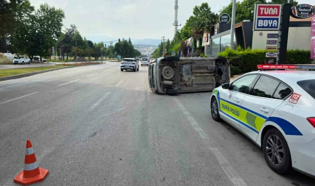 Bursa’da kaldırıma çarpan araç takla attı! Yaralılar var Bursa’da sürücüsünün direksiyon hakimiyetini kaybetmesiyle kaldırıma çarpan araç takla attı.