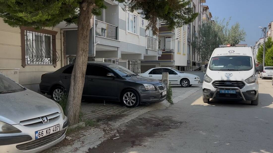 Bursa’da kardeş kavgası kanlı bitti Bursa’nın Osmangazi ilçesinde sokak ortasında bıçaklarla birbirine saldıran iki kardeş