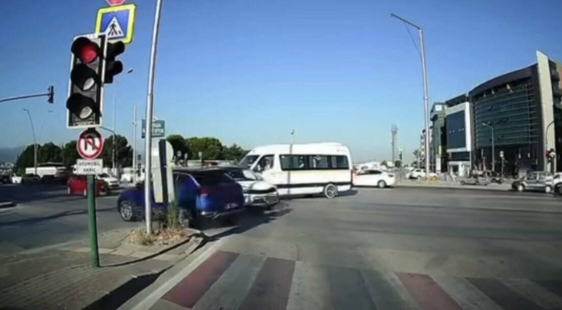 Bursa’da kırmızı ışık ihlali yaptığı iddia edilen otomobil, kavşakta seyreden