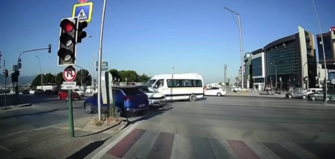 bursada kavsakta kaza kirmizi isik ihlali e4decc19b958