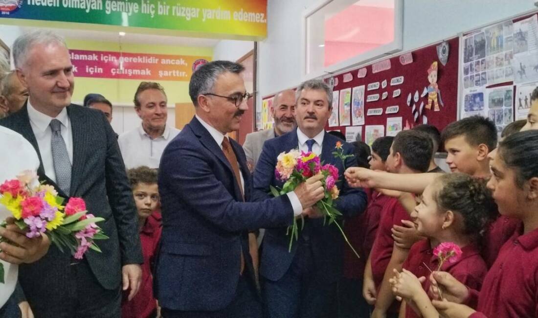 İstanbul Ataşehir'e atanan İnegöl Kaymakamı Eren Arslan, öğrenciler tarafından çiçeklerle