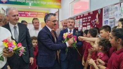 İstanbul Ataşehir'e atanan İnegöl Kaymakamı Eren Arslan, öğrenciler tarafından çiçeklerle