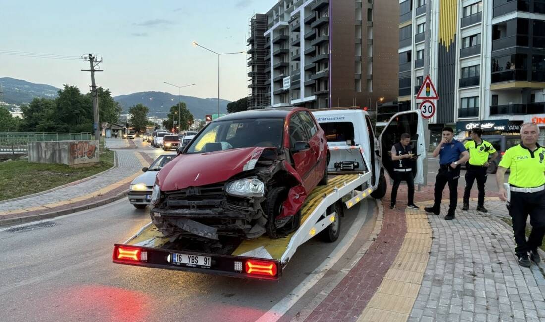 Bursa’da iddiaya göre direksiyon hakimiyetini kaybeden sürücü, yol kenarındaki tabelaya