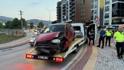 Bursa’da iddiaya göre direksiyon hakimiyetini kaybeden sürücü, yol kenarındaki tabelaya
