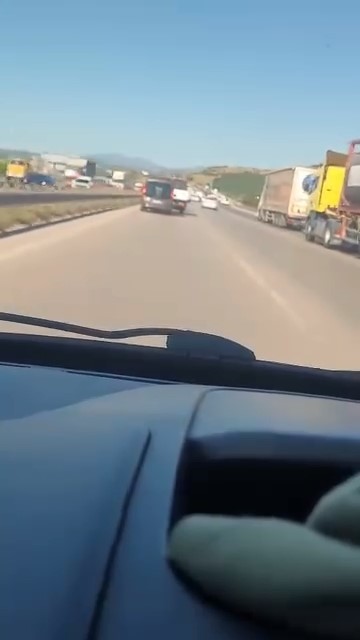 Bursa otobanında yaşanan bir anlık duraksama, kazaya neden oldu. Trafikte