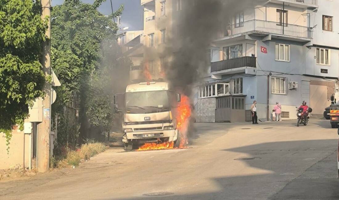 Bursa’da korku dolu anlar! Alevlere teslim oldu Bursa’da park halindeki kamyonda yangın çıktı. Yangın, itfaiye ekiplerinin müdahalesiyle