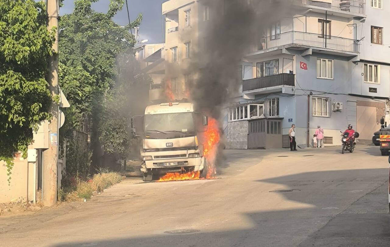 Bursa’da korku dolu anlar! Alevlere teslim oldu 1 bursada korku dolu anlar alevlere teslim oldu e097188af359