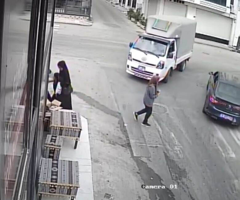 Bursa’da kamyonetin çarptığı yaşlı kadın ağır yaralanırken, korku dolu kaza