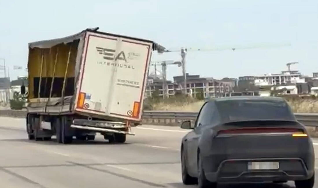 Bursa’da trafikte ilerleyen bir tırın yana yatmış şekilde seyreden dorsesi,