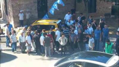 Bursa’da otobüse binmek isterken taksinin altında kalan genç bir avukat