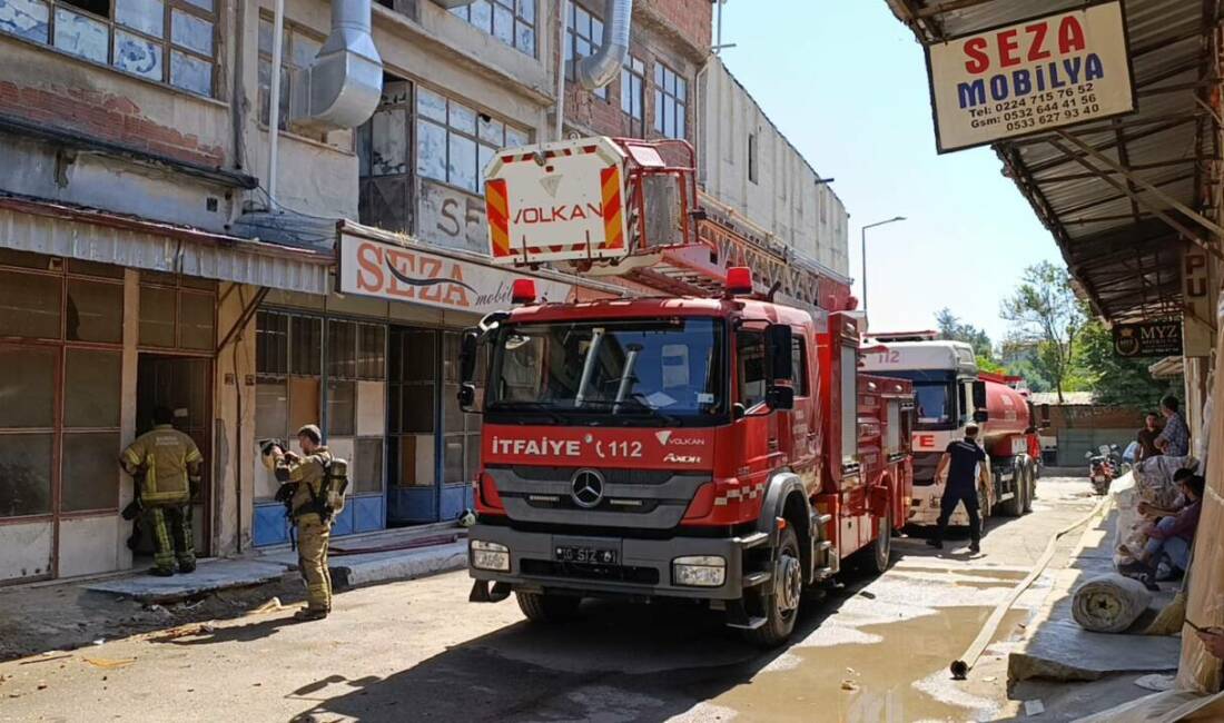 Bursa'nın İnegöl ilçesinde 3 katlı mobilya imalathanesinde çıkan yangın, itfaiye