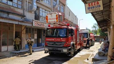 Bursa'nın İnegöl ilçesinde 3 katlı mobilya imalathanesinde çıkan yangın, itfaiye