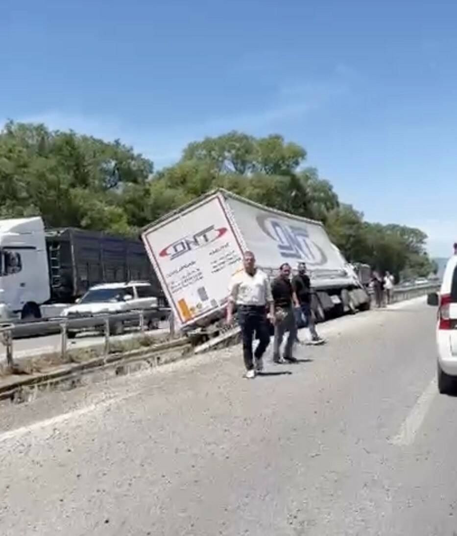 Bursa’da lastiği patlayan TIR refüje girdi 2 bursada lastigi patlayan tir refuje girdi 303126b2f3be