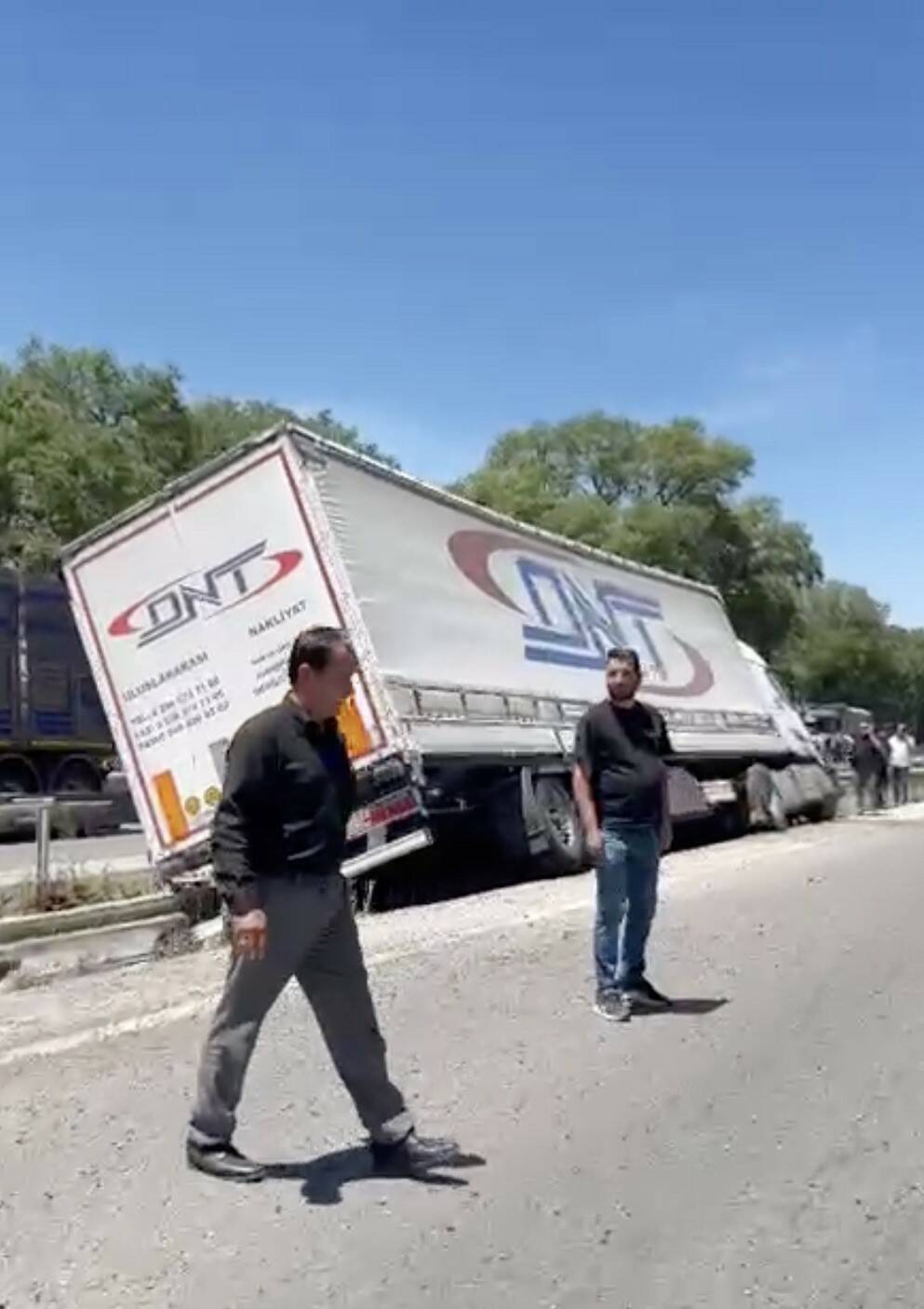 Bursa’da lastiği patlayan TIR refüje girdi 3 bursada lastigi patlayan tir refuje girdi 93b4a0a3aba8