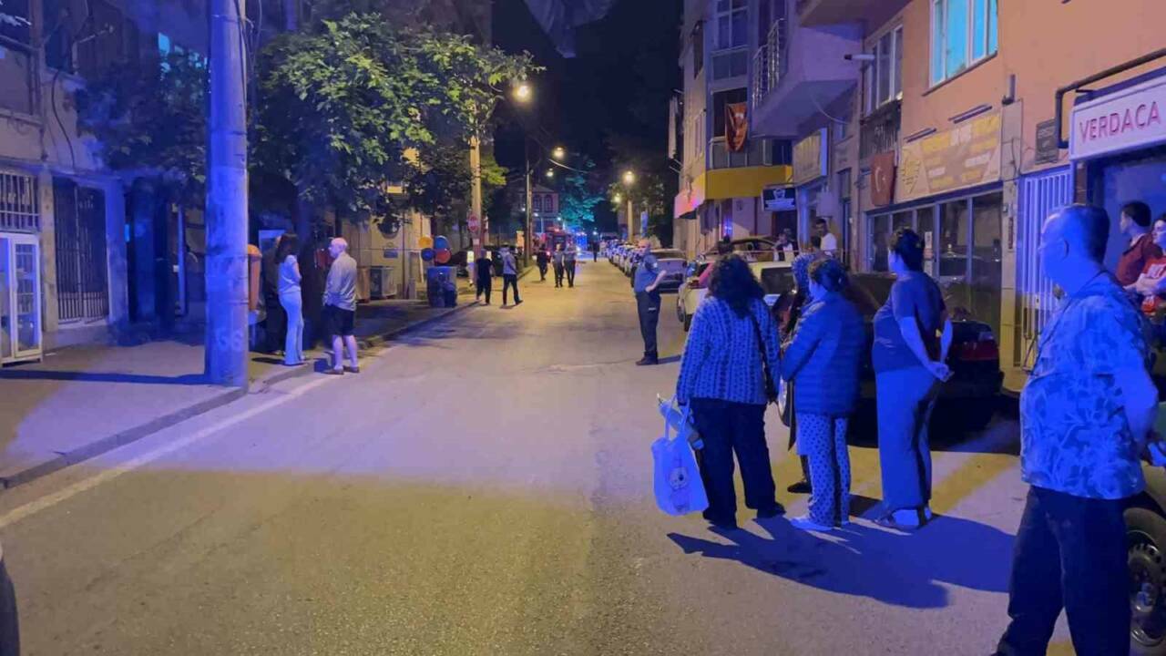 Bursa'da mahalleli sokağa döküldü! Binalar tahliye edildi 2 bursada mahalleliyi sokaga doken olay binalar tahliye edildi 059f98a3fe51