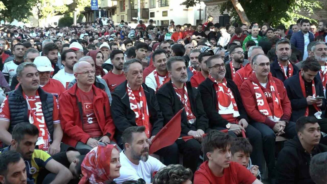 Bursa’da milli maç heyecanı meydanlarda yaşandı 3 bursada meydanlara kurulan dev ekranlarda dunya kupasi heyecani yasandi 2bcc0e66a4c0