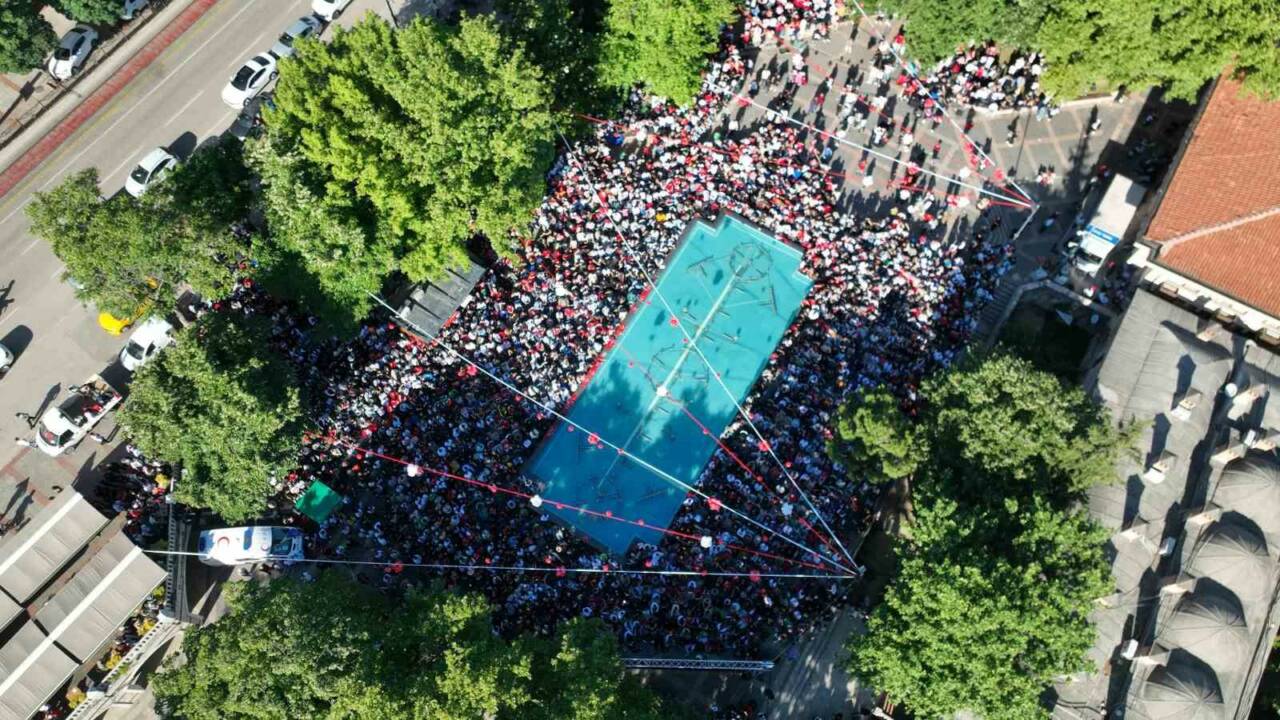 Bursa’da milli maç heyecanı meydanlarda yaşandı 6 bursada meydanlara kurulan dev ekranlarda dunya kupasi heyecani yasandi 96268fbb75d2
