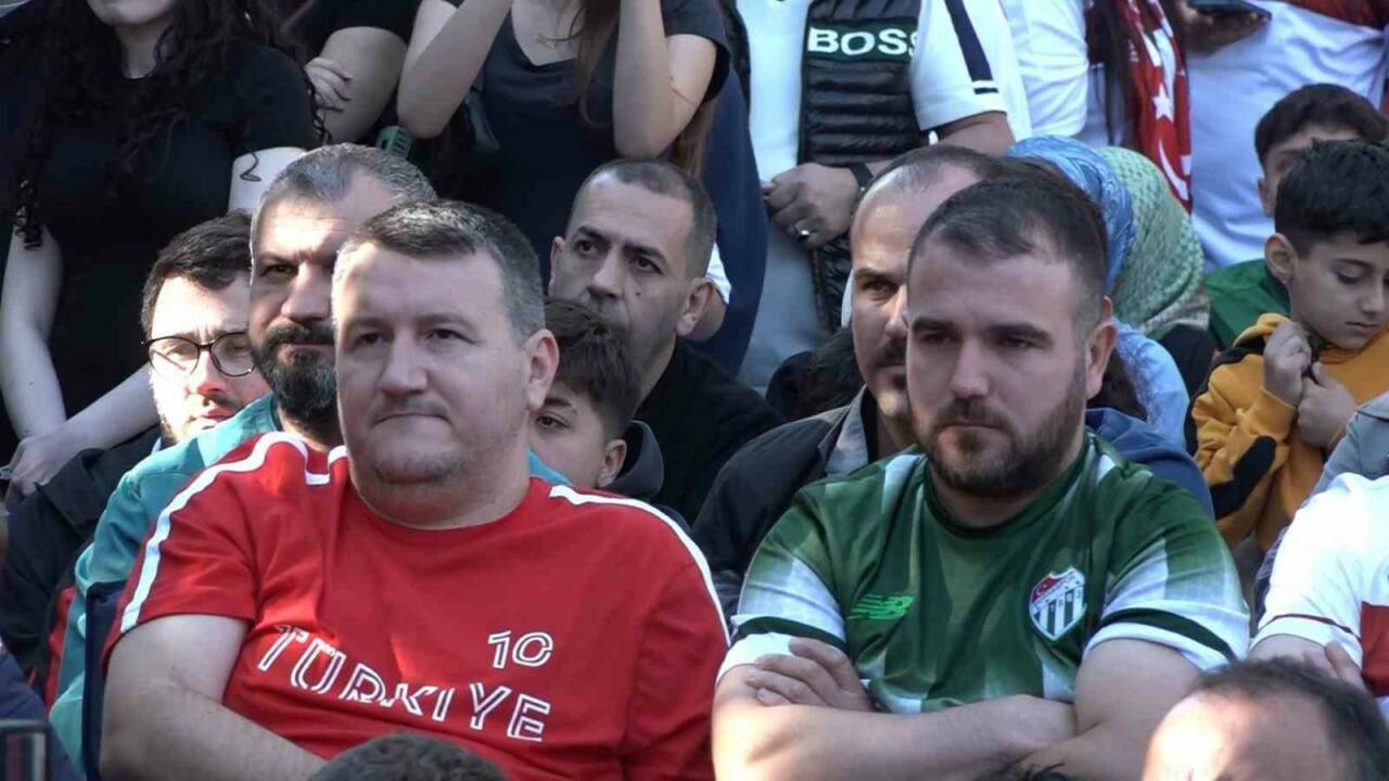 Bursa’da milli maç heyecanı meydanlarda yaşandı 5 bursada meydanlara kurulan dev ekranlarda dunya kupasi heyecani yasandi d3bebc151c3b