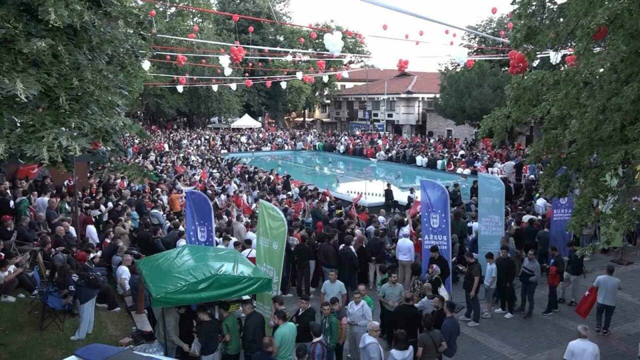 Bursa’da milli maç heyecanı meydanlarda yaşandı 2 bursada meydanlara kurulan dev ekranlarda dunya kupasi heyecani yasandi eb9015d409e8