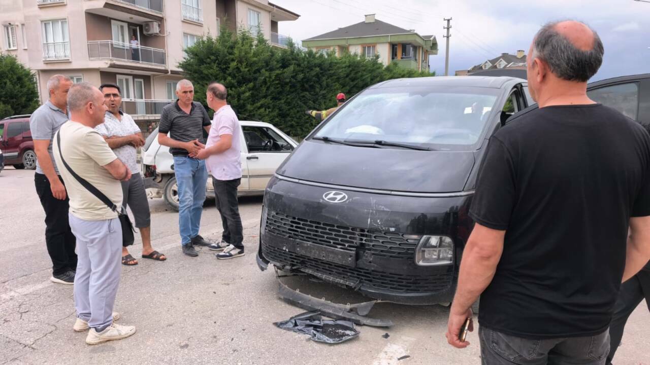 Bursa'da minibüs ile otomobil çarpıştı: Çok sayıda yaralı var 7 bursada minibus ile otomobil carpisti cok sayida yarali var 0db25dfeb6fe