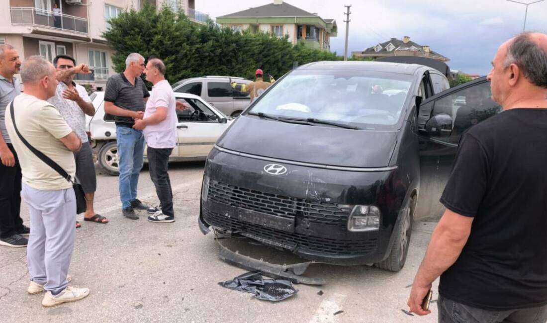 Bursa’da minibüs ile otomobil çarpıştı: Çok sayıda yaralı var Bursa'nın İnegöl ilçesinde minibüs ile otomobilin çarpışması sonucu 3'ü çocuk