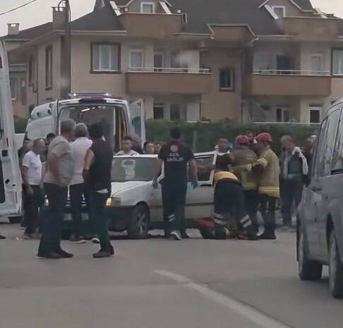 Bursa'da minibüs ile otomobil çarpıştı: Çok sayıda yaralı var 2 bursada minibus ile otomobil carpisti cok sayida yarali var e3dfe38dd667
