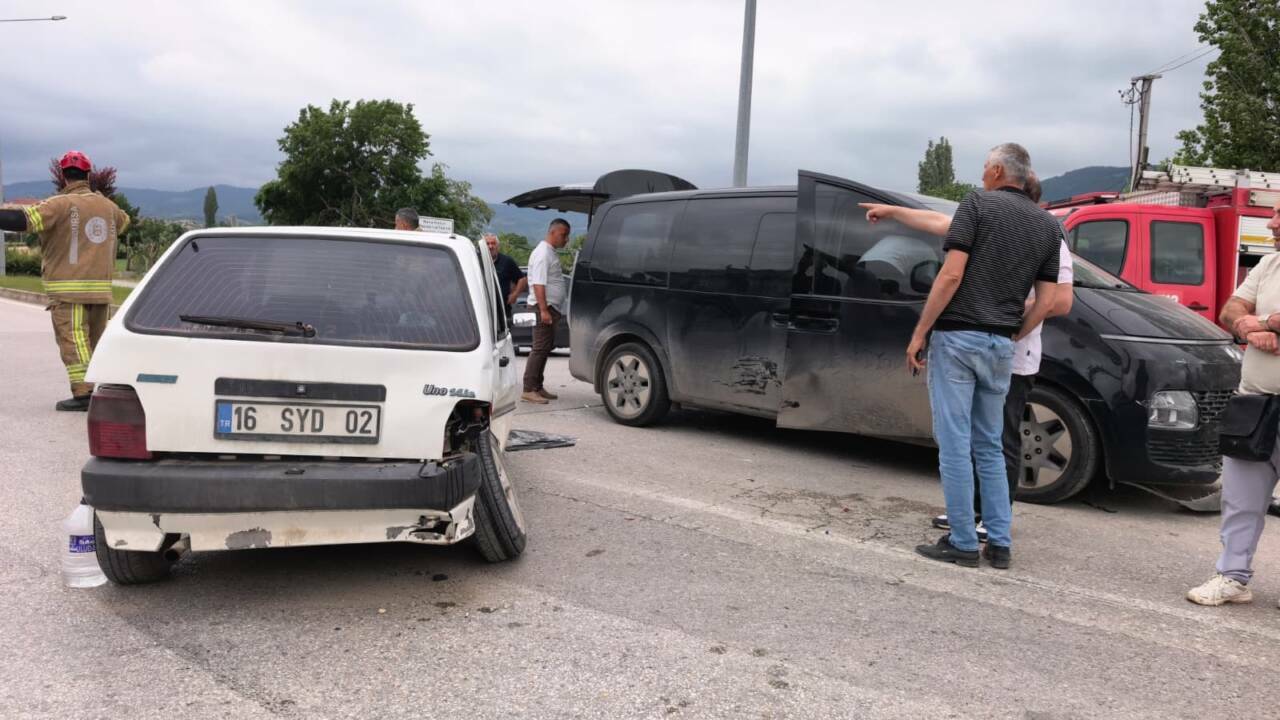 Bursa'da minibüs ile otomobil çarpıştı: Çok sayıda yaralı var 5 bursada minibus ile otomobil carpisti cok sayida yarali var fd245a742e88