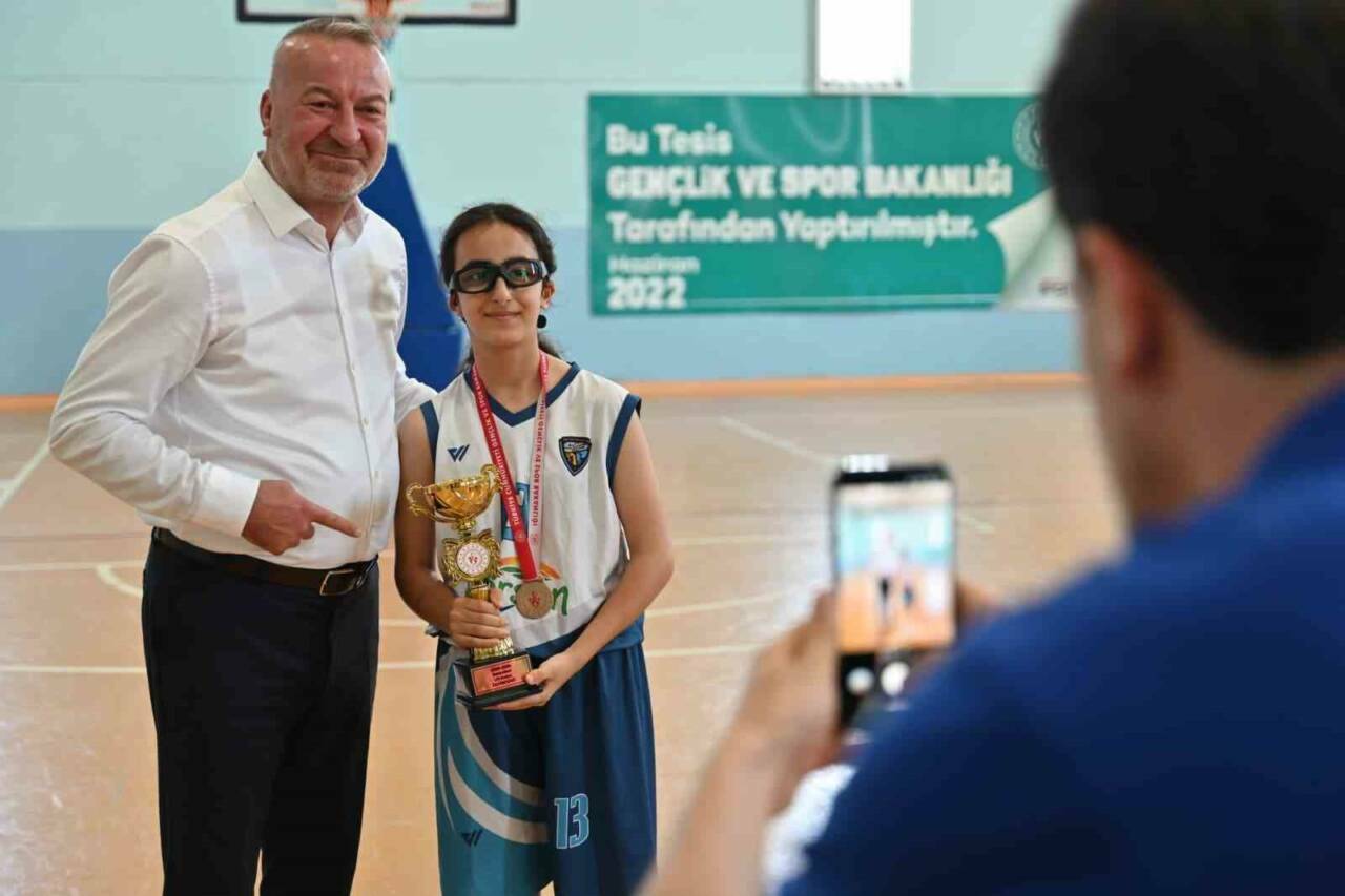 bursada minik basketcilerin kupa sevinci 0297ee78f968