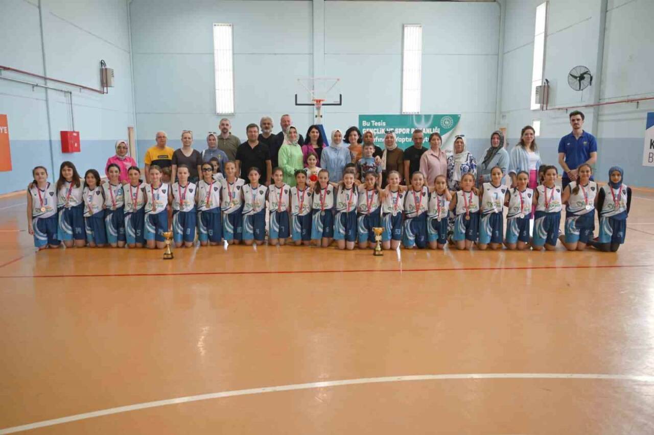 bursada minik basketcilerin kupa sevinci 19d0c52daba0
