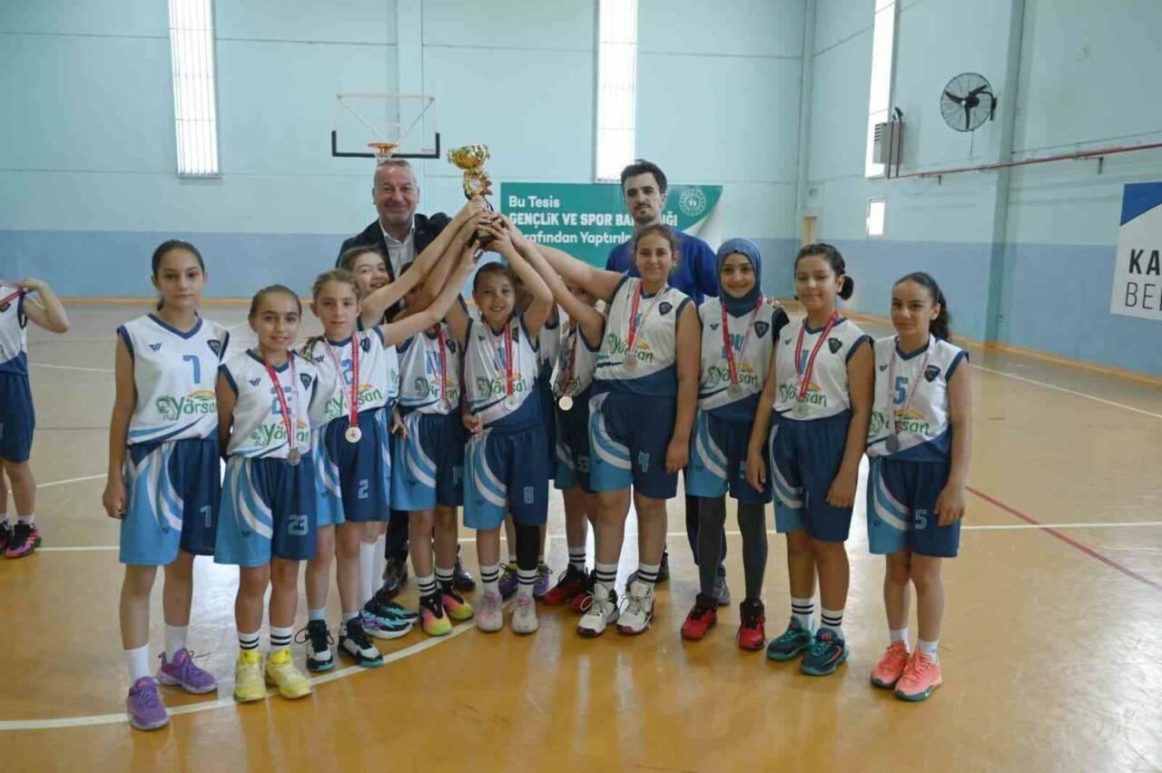 bursada minik basketcilerin kupa sevinci a1fb707c4c50