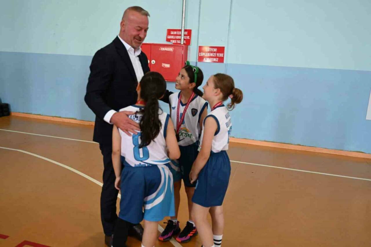 bursada minik basketcilerin kupa sevinci b81ee0a339f9