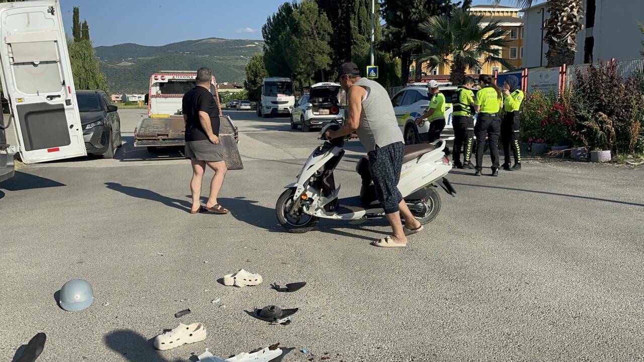 Bursa’da motosiklet ile otomobil çarpıştı 2 bursada motosiklet ile otomobil carpisti 56921d31eb2c