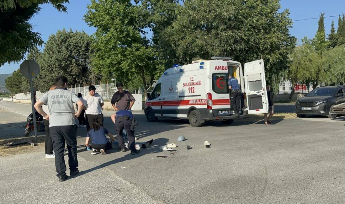 Bursa’da motosiklet ile otomobil çarpıştı Bursa’nın İznik ilçesinde otomobil ile çarpışan motosikletteki 2 kişi yaralandı.