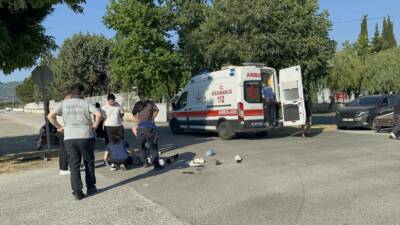 Bursa’nın İznik ilçesinde otomobil ile çarpışan motosikletteki 2 kişi yaralandı.