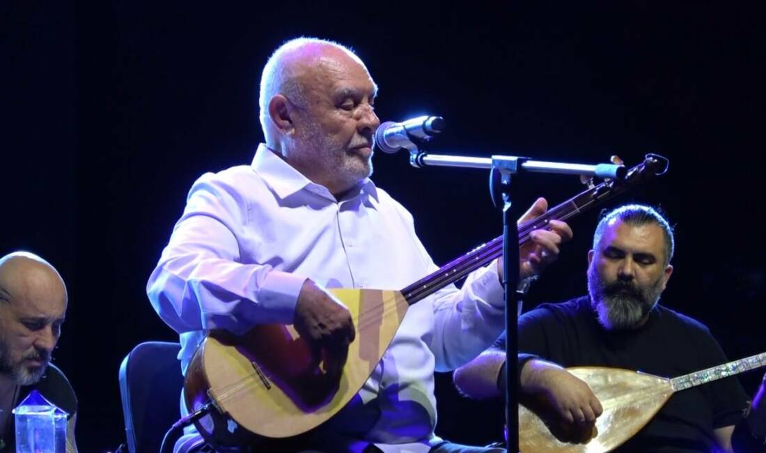 Bursa'da düzenlenen 9'uncu Uluslararası Nilüfer Caz Festivali kapsamında Türk halk