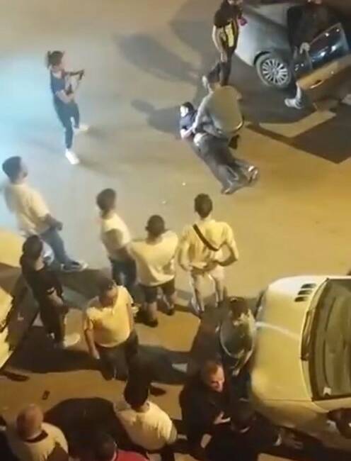Bursa’da olaylı gece: Polislerin üzerine araç sürdü Bursa’da alkol uygulaması yapan polis ekiplerinin ’dur’ ihtarına uymayan sürücü,