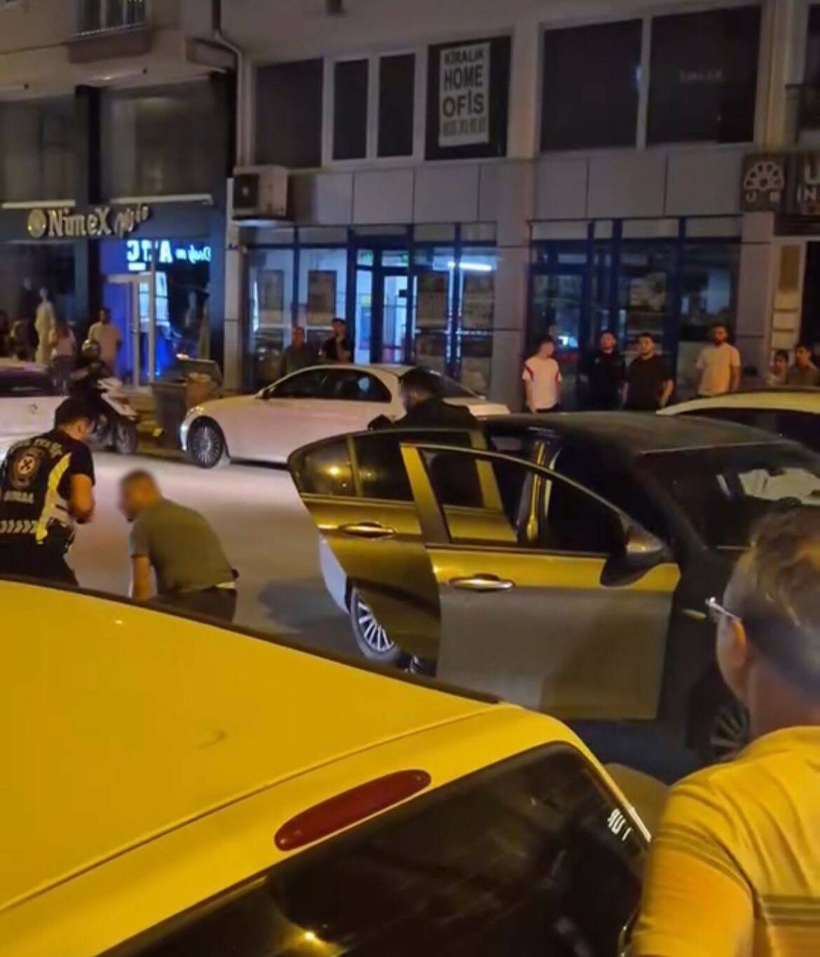 Bursa'da olaylı gece: Polislerin üzerine araç sürdü 2 bursada olayli gece polislerin uzerine arac surdu f16b76d6bbc7