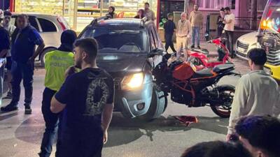 Bursa'nın İnegöl ilçesinde otomobile ok gibi saplanan motosikletin sürücü yaralandı.