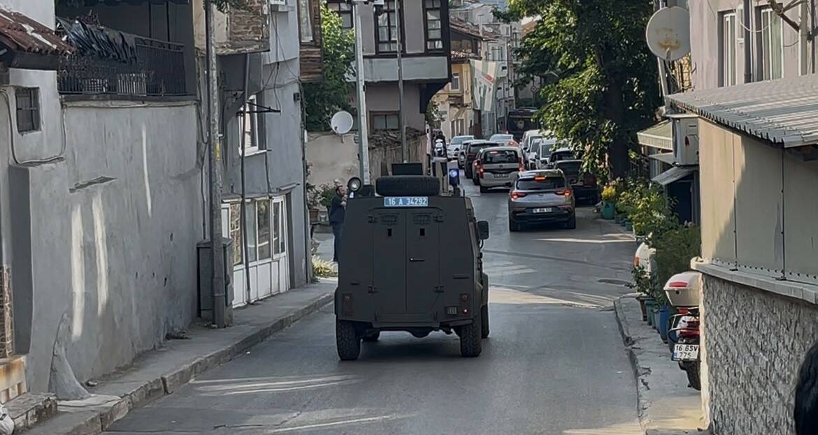 Bursa'da özel harekat destekli operasyon: 'Kapıyı çalsaydınız açardım' 5 bursada ozel harekat destekli operasyon kapiyi calsaydiniz acardim 074e17c79c34