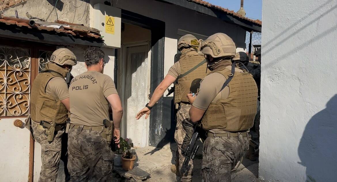 Bursa'da özel harekat destekli operasyon: 'Kapıyı çalsaydınız açardım' 2 bursada ozel harekat destekli operasyon kapiyi calsaydiniz acardim 3fabdc70f397