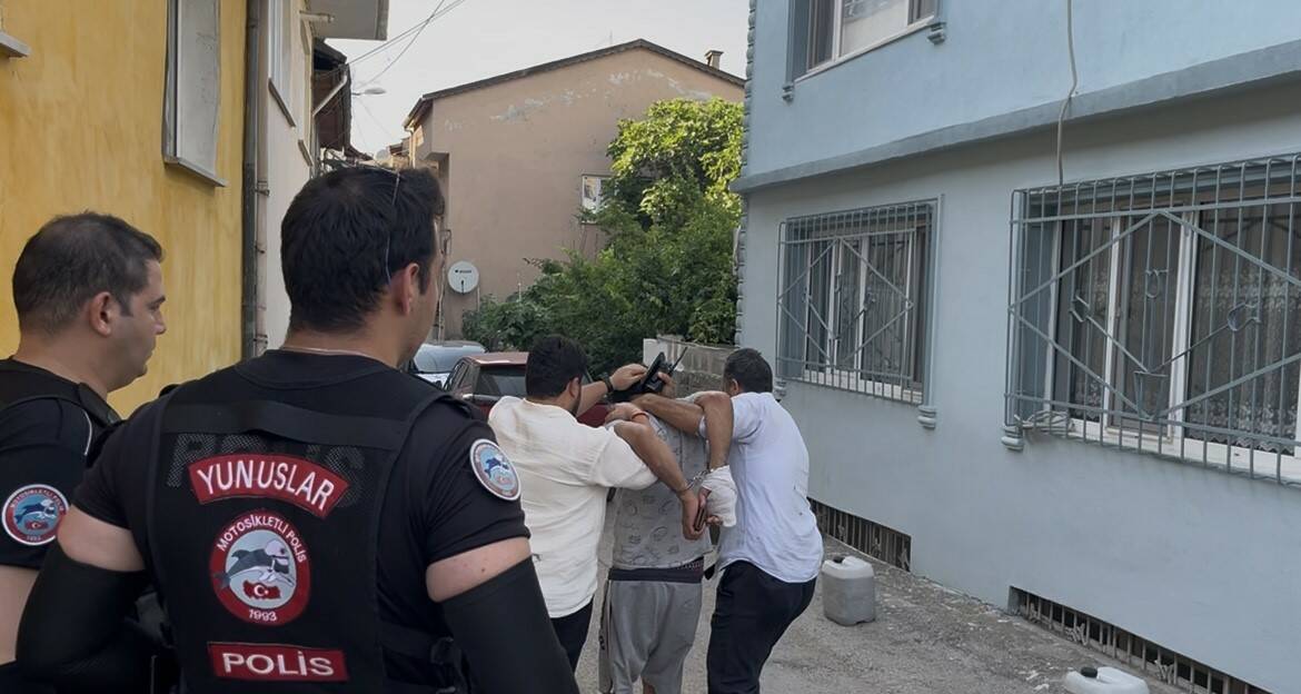 Bursa'da özel harekat destekli operasyon: 'Kapıyı çalsaydınız açardım' 3 bursada ozel harekat destekli operasyon kapiyi calsaydiniz acardim 748cf7bb4ec2