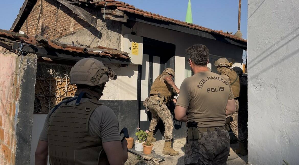 Bursa'da özel harekat destekli operasyon: 'Kapıyı çalsaydınız açardım' 4 bursada ozel harekat destekli operasyon kapiyi calsaydiniz acardim c99f78b56cc2