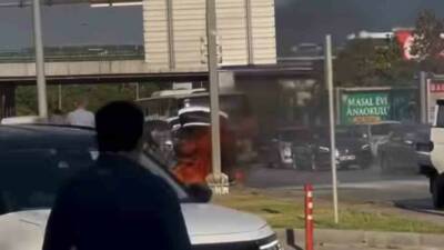 Bursa’da seyir halindeyken alev alan otomobil, kısa sürede alev topuna