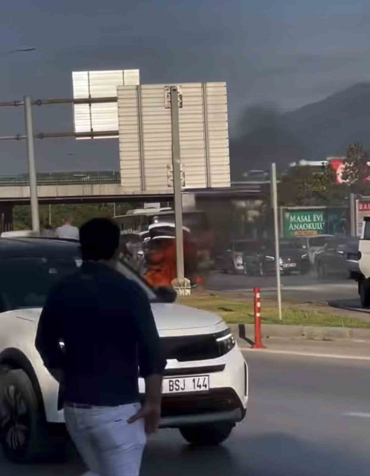 Bursa'da panik anları! Alev topuna döndü 1 bursada panik anlari alev topuna dondu 40c22e2e285e