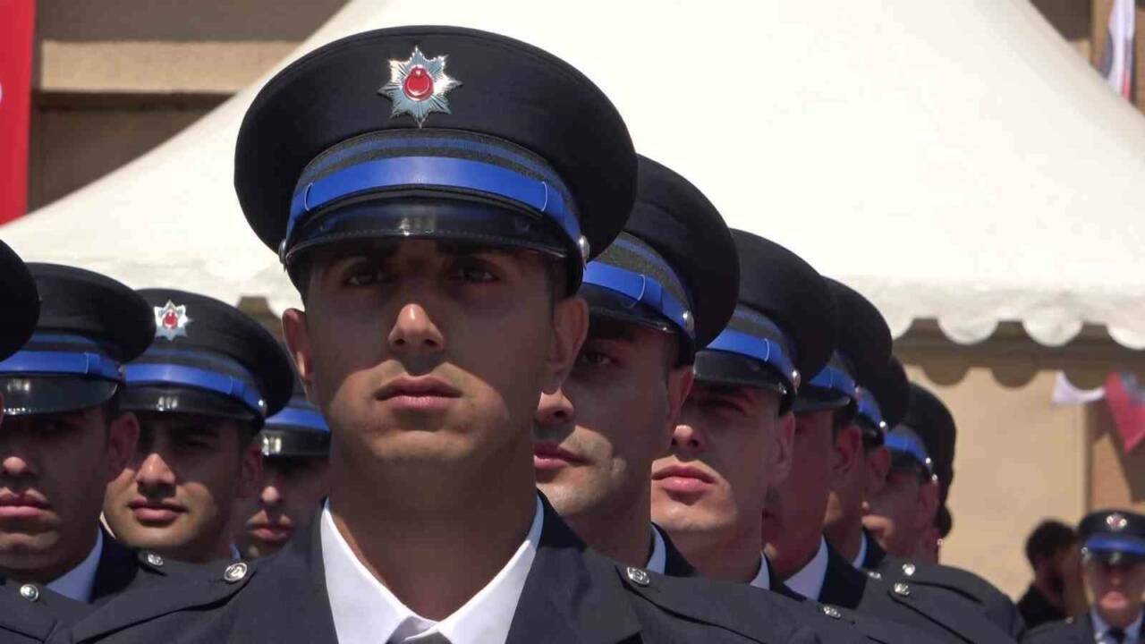 bursada polis adaylarinin mezuniyet coskusu 035376cf61dd