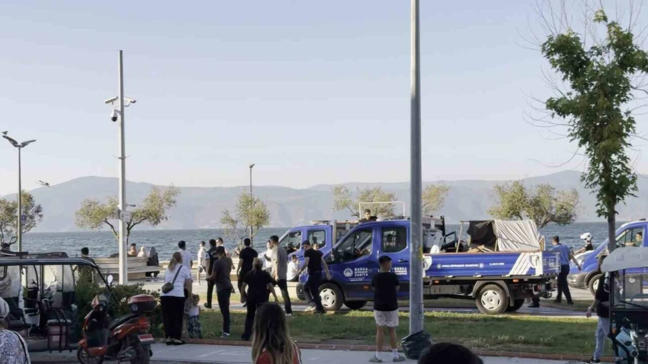 Bursa'da sahilde seyyar satıcı denetimi 1 bursada sahilde seyyar satici denetimi dc7319900007
