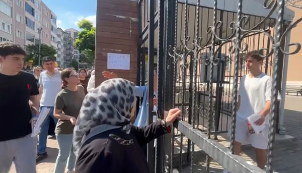 Bursa’da sınav kapısında büyük şok! Veliler seferber oldu ama… Bursa’da sınava gelirken kimliğini düşürüp kaybeden bir öğrenci, sınava giremedi.